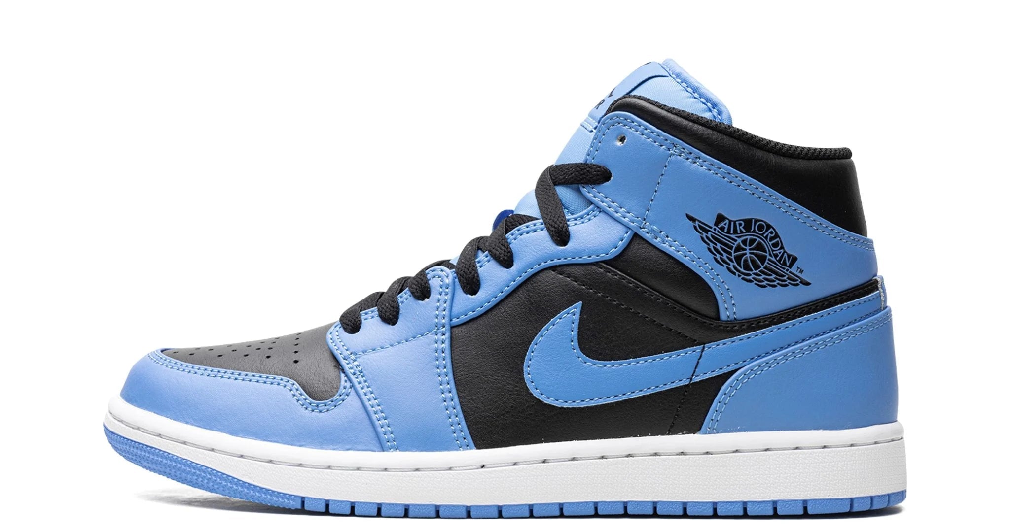 Jordan 1 Mid University Blue Black – oldalnézet, fekete alap és kék overlay panel