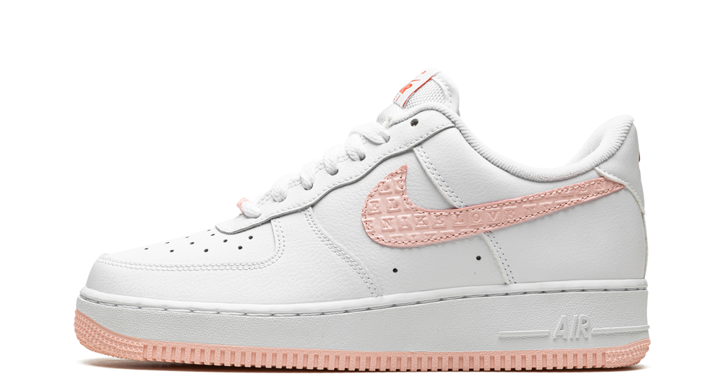 Nike AF1 Valentine’s Day 2022 – oldalnézet, fehér és piros elemek