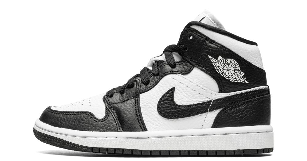 Air Jordan 1 Mid “Split” – oldalnézet, fekete-fehér split dizájn