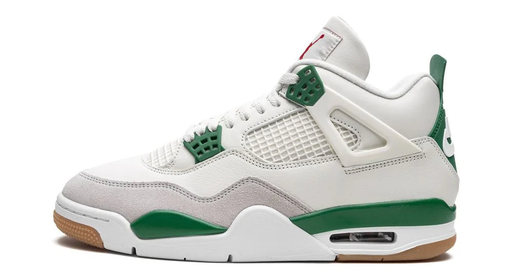Air Jordan 4 Retro SB Pine Green – oldalnézet, off-white bőr és zöld részletek