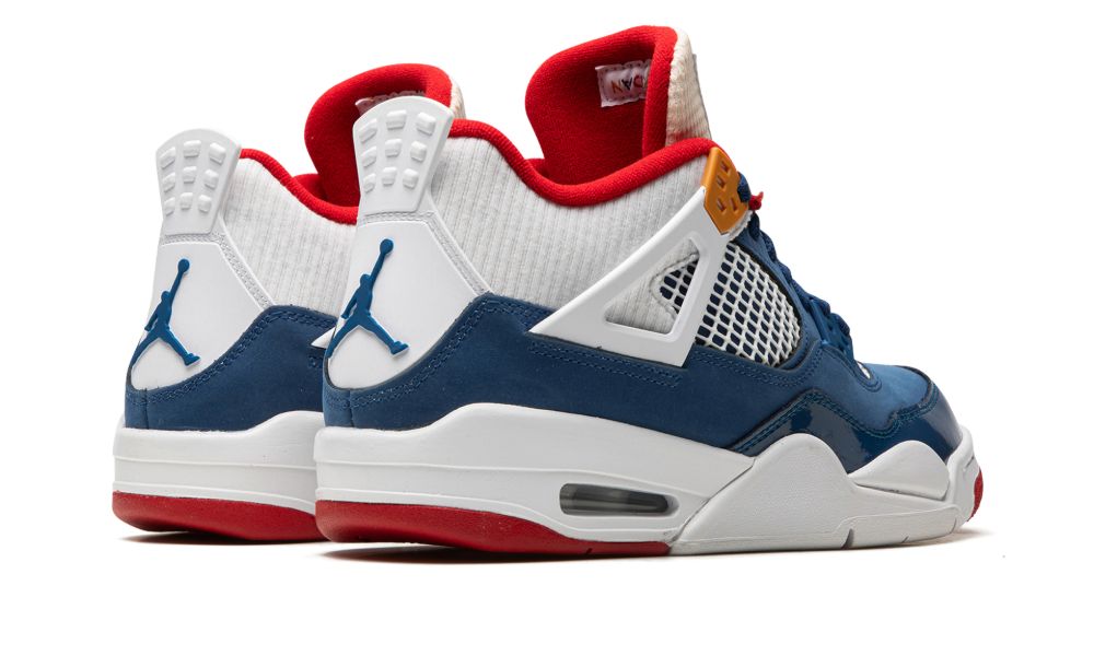 Air Jordan 4 Retro Messy Room – hátulnézet, piros bélés és kék sarokrész