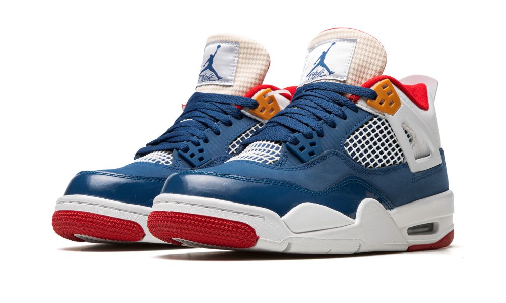Air Jordan 4 Retro Messy Room – elölnézet, perforált felsőrész és fehér hálós panelek