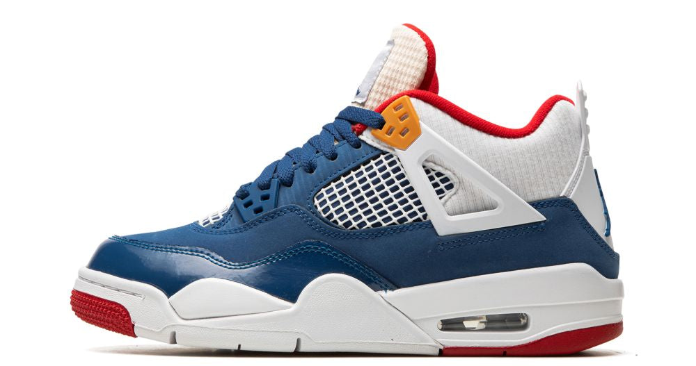 Air Jordan 4 Retro Messy Room – oldalnézet, kék nubuk és lakkbőr részletek