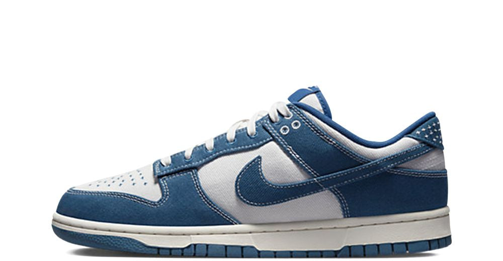 Nike Dunk Low Industrial Blue Sashiko – oldalnézet, fehér alap és kék panelok