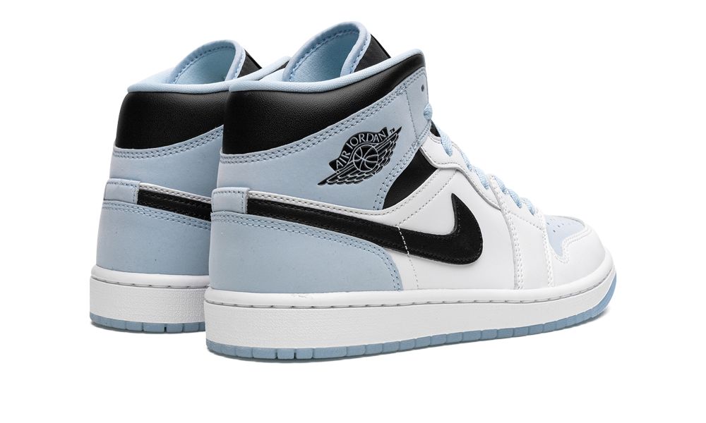 Air Jordan 1 Mid Ice Blue – hátulnézet, kék sarokrész és fekete gallér