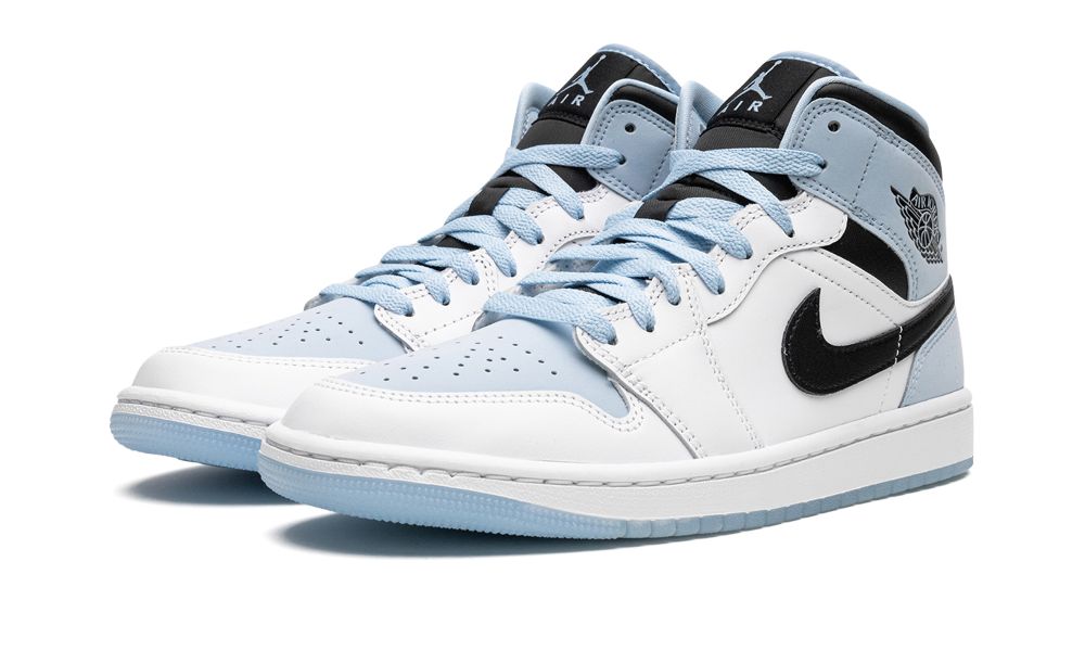 Air Jordan 1 Mid Ice Blue – elölnézet, Ice Blue toe-box és fehér alapszín