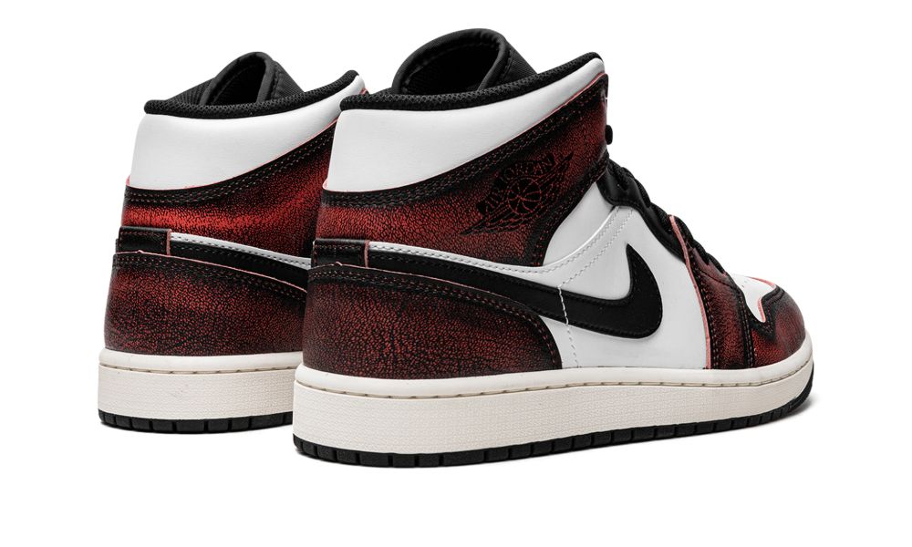 Air Jordan 1 Mid “Wear-Away Chicago” – hátulnézet, fekete sarokrész és piros belső részlet