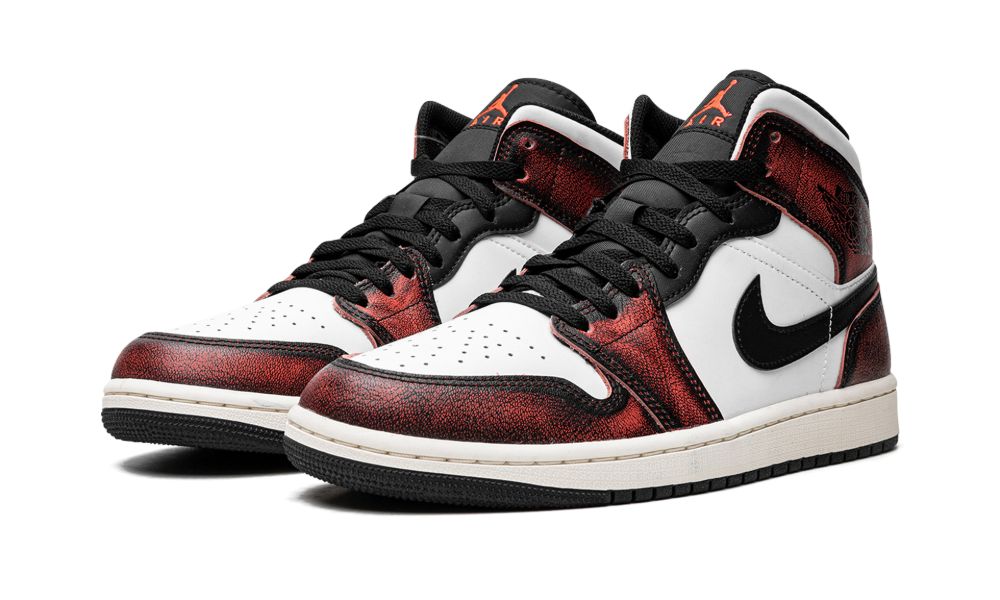 Air Jordan 1 Mid “Wear-Away Chicago” – elölnézet, perforált toebox és piros részletek