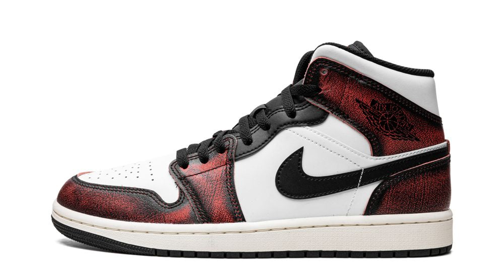 Air Jordan 1 Mid “Wear-Away Chicago” – oldalnézet, fehér bőr alap és fekete overlay kopás effektus