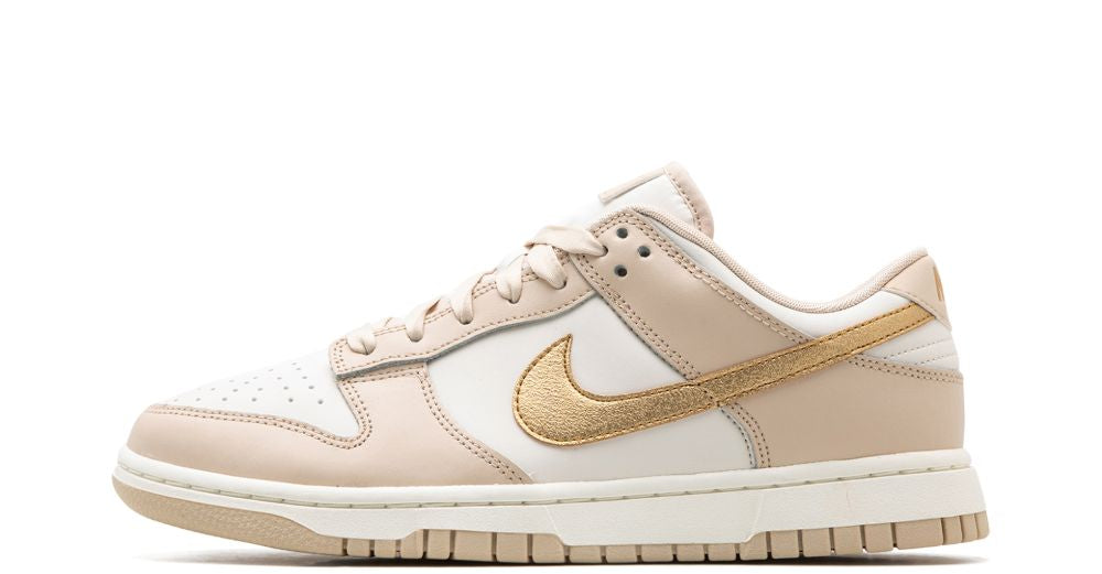 Nike Dunk Low Phantom Metallic Gold – oldalnézet, krém-fehér alap és arany Swoosh