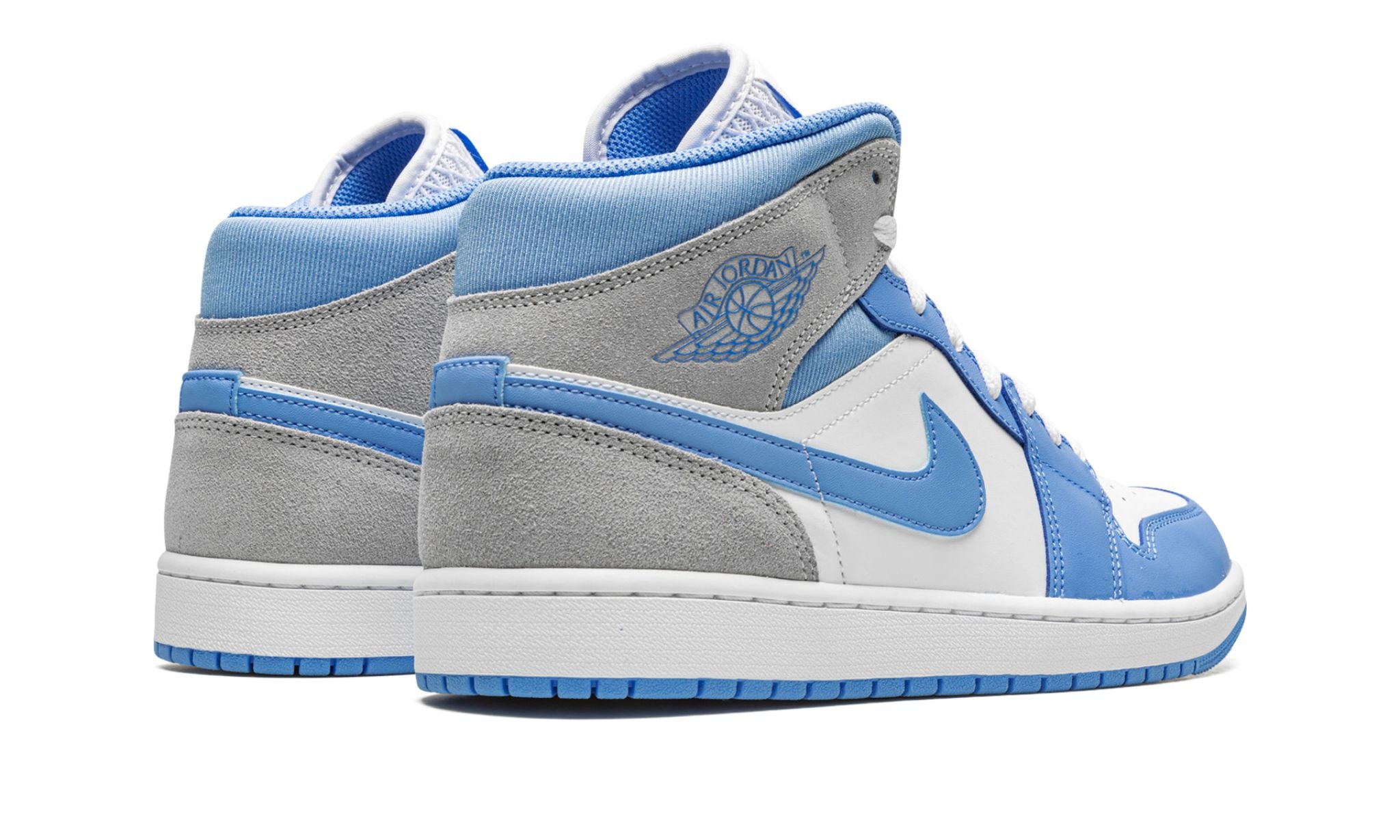Jordan 1 Mid University Blue Grey – hátulnézet, sarok és szürke suede rész