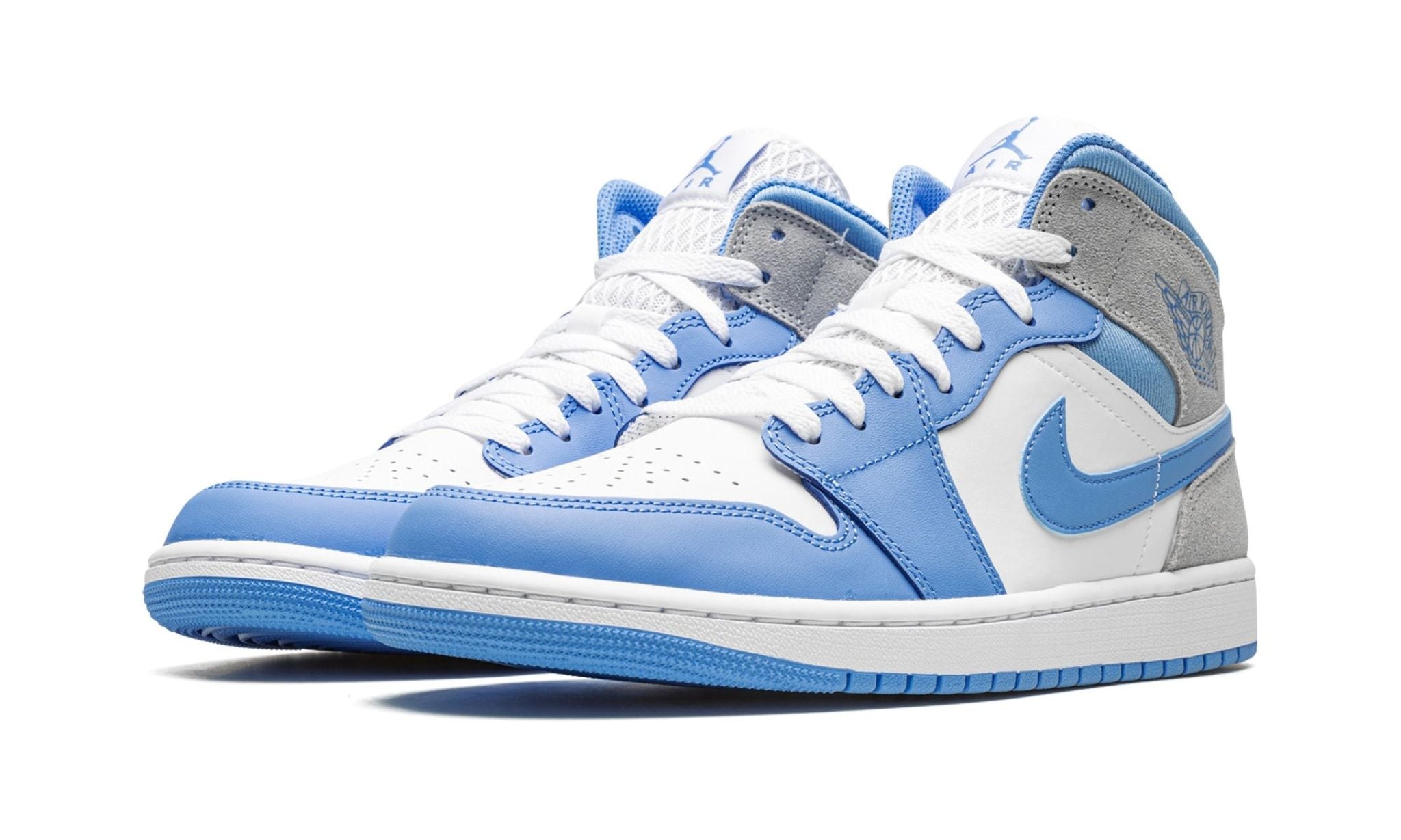 Jordan 1 Mid University Blue Grey – elölnézet, perforált orr és fűzőrész