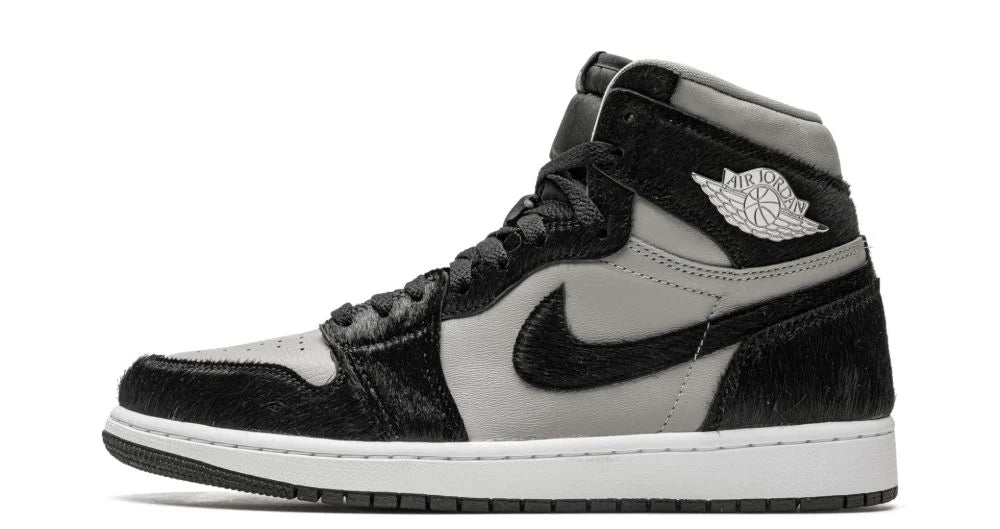 Air Jordan 1 Retro High OG Twist 2.0 – oldalnézet, középszürke bőr és fekete szőrzet overlay