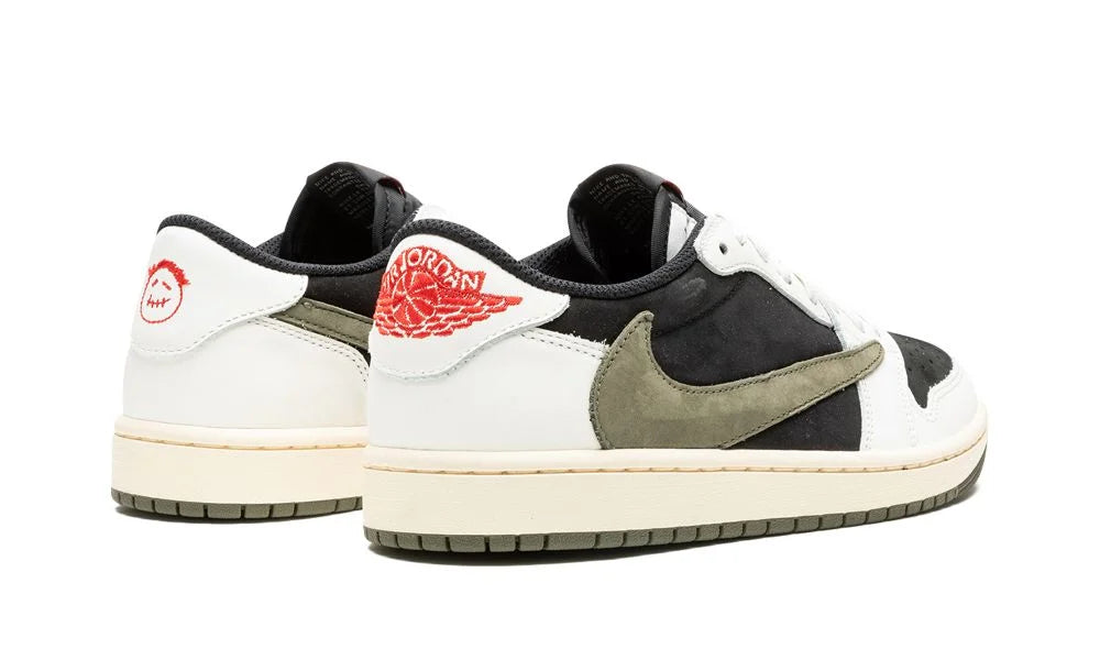Air Jordan 1 Retro Low OG SP Travis Scott Olive – hátulnézet, „Cactus Jack” logó sarokrészen