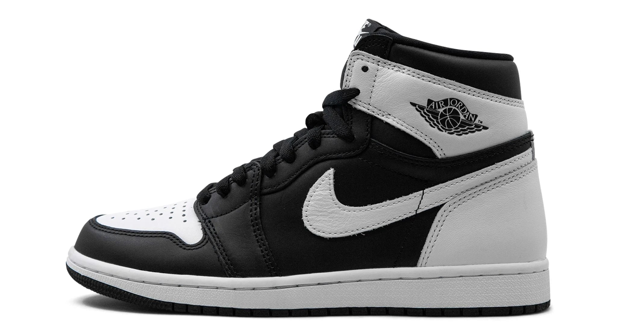Air Jordan 1 Retro High OG “Black/White” – oldalnézet, fekete bőr felsőrész fehér Swoosh logóval