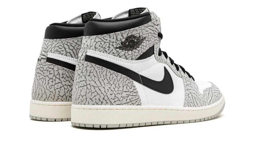 Air Jordan 1 Retro High OG White Cement – hátulnézet, sarokrész és fekete gallér