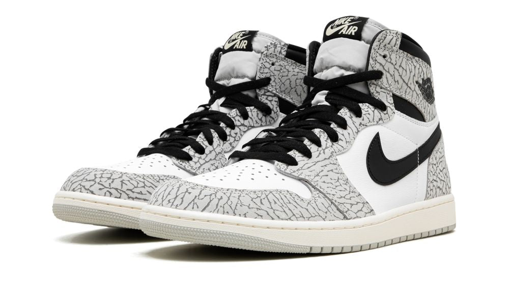 Air Jordan 1 Retro High OG White Cement – elölnézet, fehér alapszín és fekete Swoosh