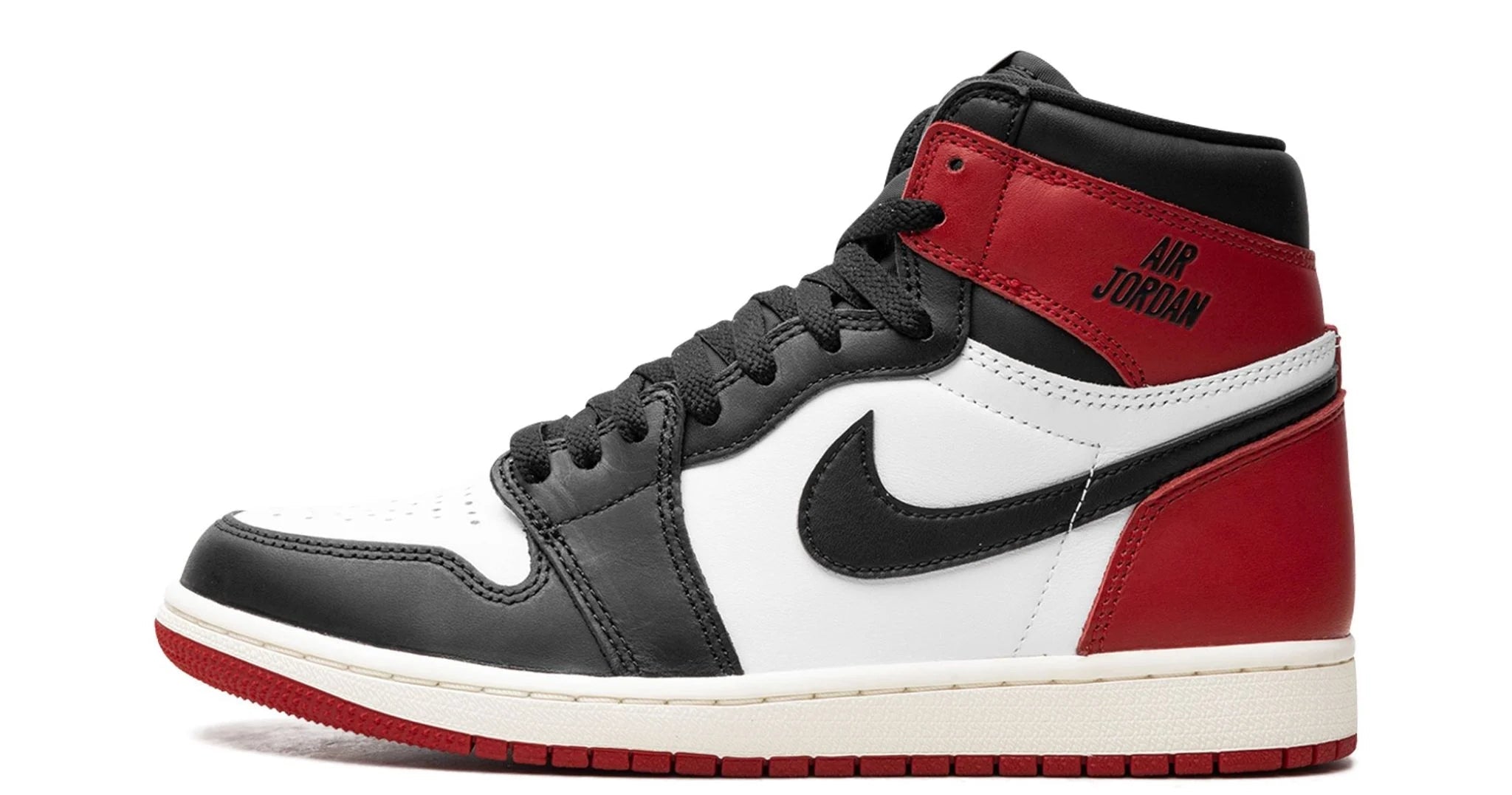 Jordan 1 High Black Toe Reimagined – oldalnézet, fekete overlay és fehér alap