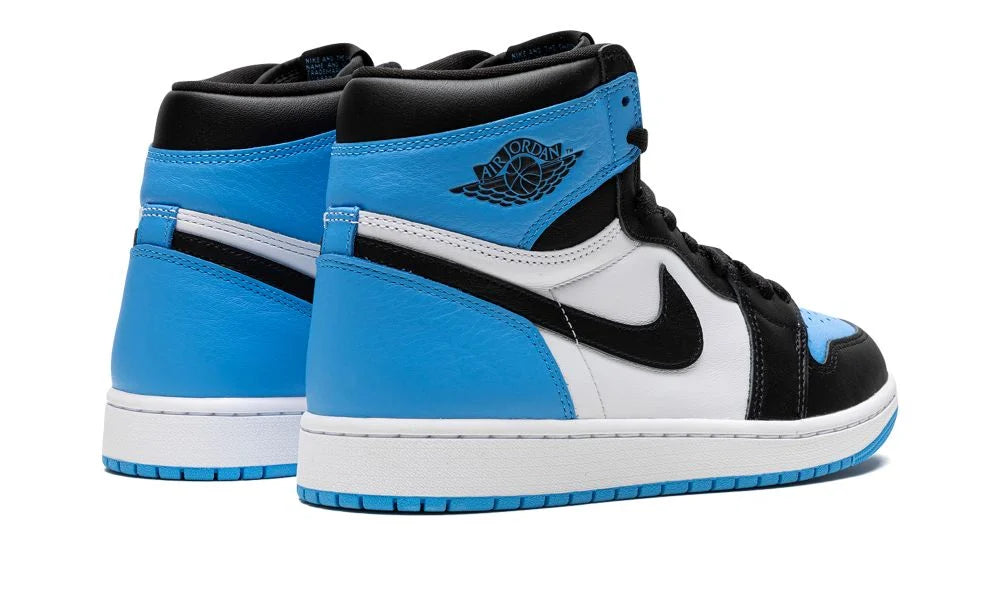 Air Jordan 1 Retro High OG UNC Toe – hátulnézet, University Blue sarokrész és Wings logó