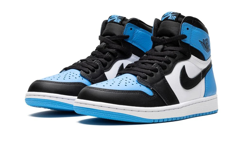 Air Jordan 1 Retro High OG UNC Toe – elölnézet, fehér középpanel és University Blue toe-box