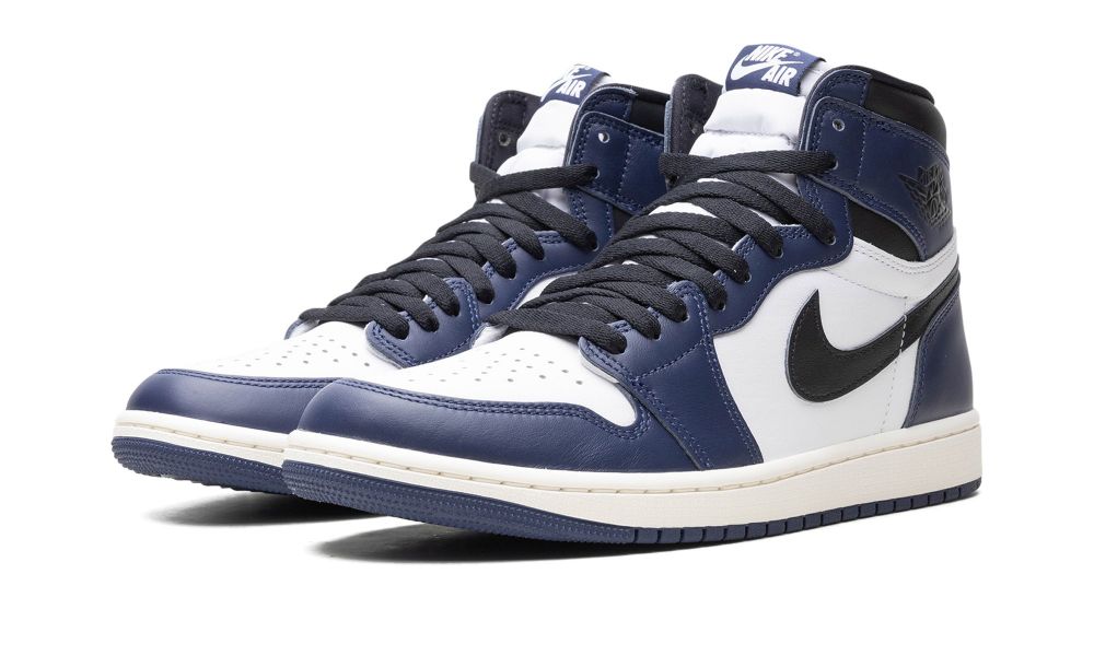 Air Jordan 1 Retro High OG Midnight Navy – elölnézet, toe rész és fűzőpanel