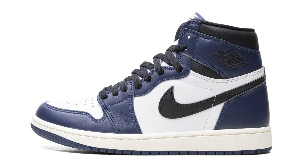 Air Jordan 1 Retro High OG Midnight Navy – oldalnézet, fehér alap és sötétkék overlay