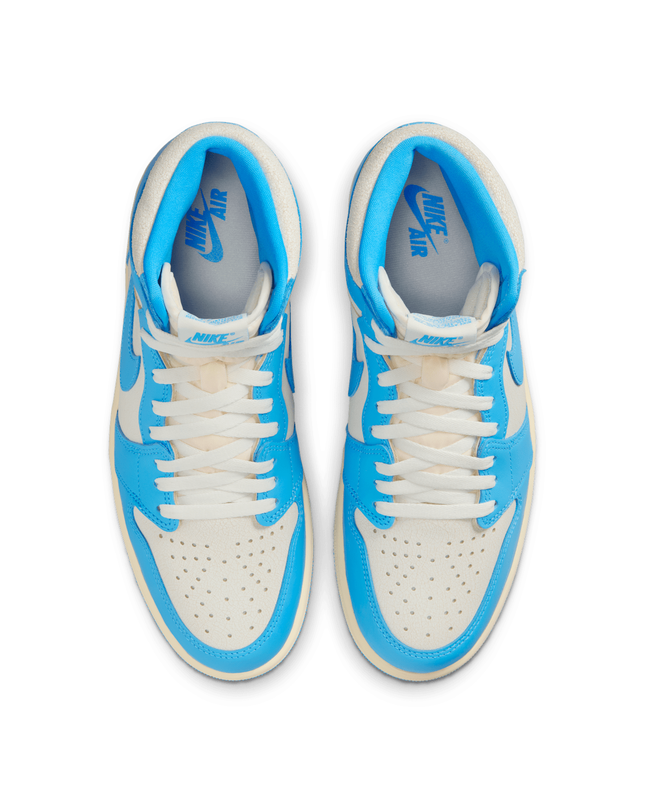 Air Jordan 1 UNC Reimagined – felülnézet, nyelv és belső rész