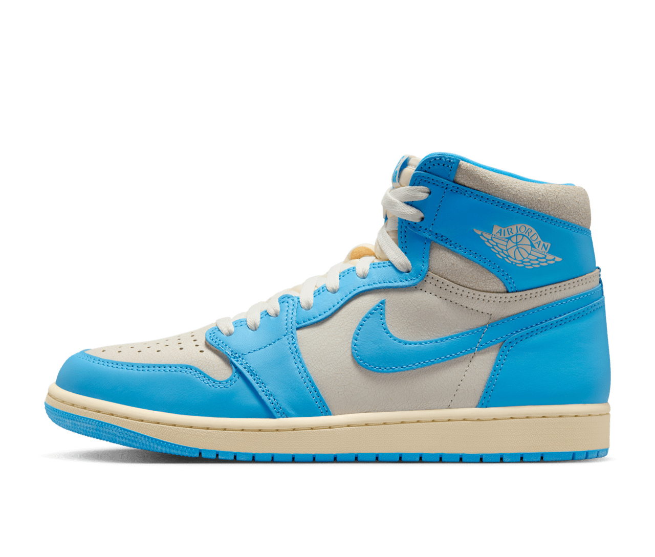 Air Jordan 1 Retro High OG UNC Reimagined – oldalnézet, világoskék és tört fehér bőr részletekkel