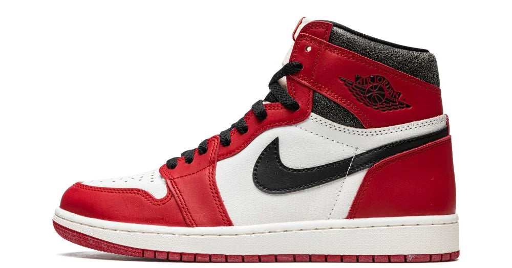 Air Jordan 1 Retro High OG Chicago Lost & Found – oldalnézet, piros overlay és fekete Swoosh