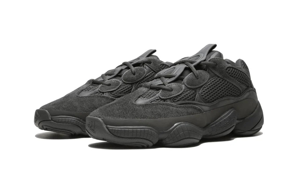 adidas Yeezy 500 Utility Black – elölnézet, toe rész és fűzőpanel