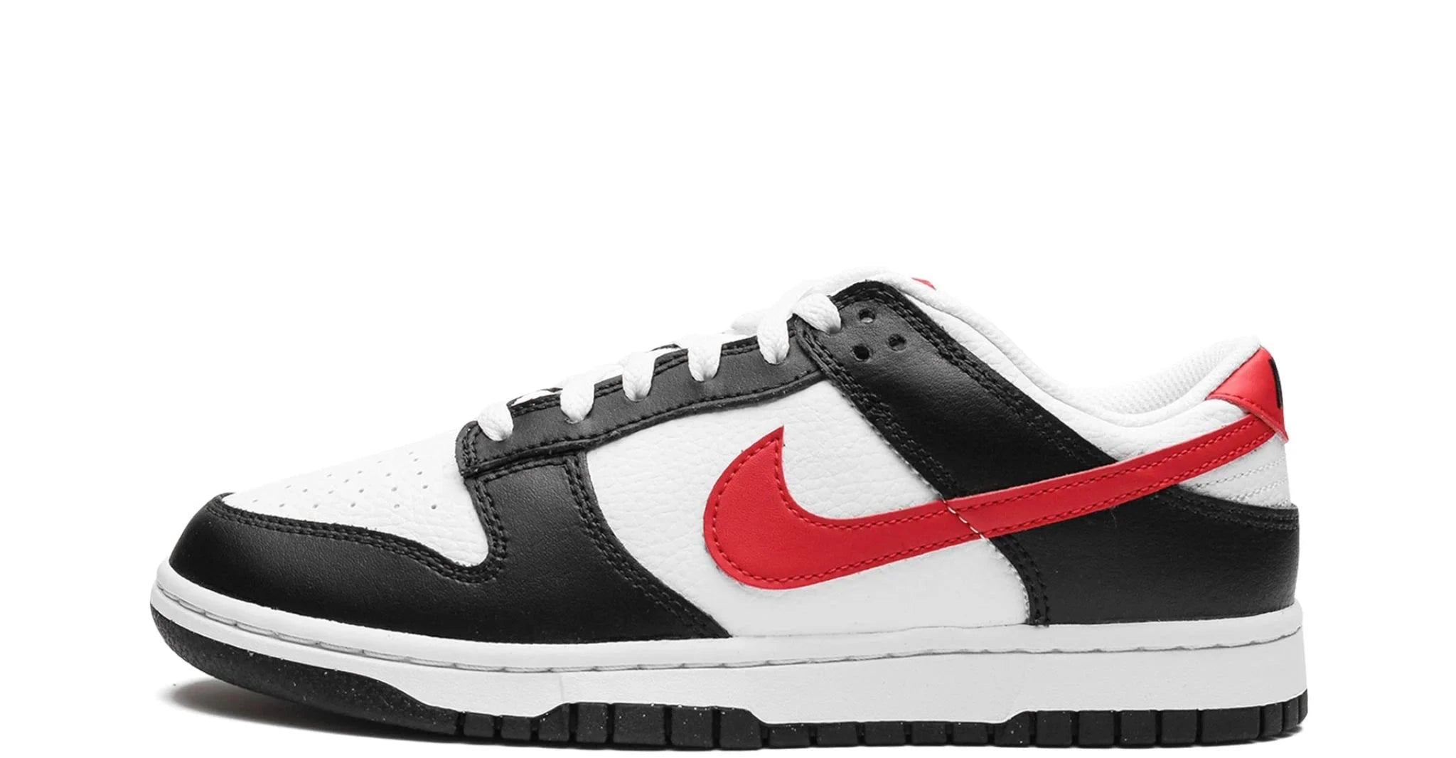 Nike Dunk Low Retro Red Swoosh Panda – oldalnézet, fekete alap és piros Swoosh
