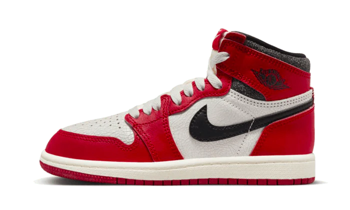 Air Jordan 1 Chicago Lost & Found – oldalnézet, fehér bőrfelsőrész, piros és fekete részletek