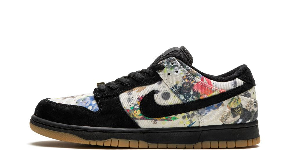 Nike SB Dunk Low Supreme Rammellzee – oldalnézet, fekete vászon és suede felsőrész graffitis motívumokkal