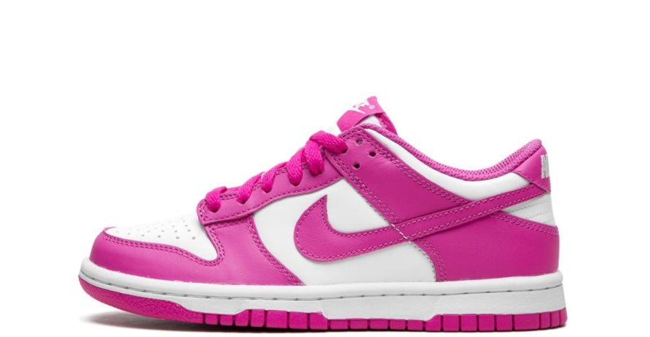 Nike Dunk Low Active Fuchsia – oldalnézet, fehér alapszín és fukszia overlay