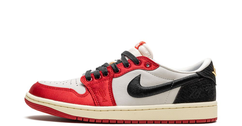 Air Jordan 1 Retro Low OG “Trophy Room Away” – oldalnézet, sail alappal és fekete Swoosh logó