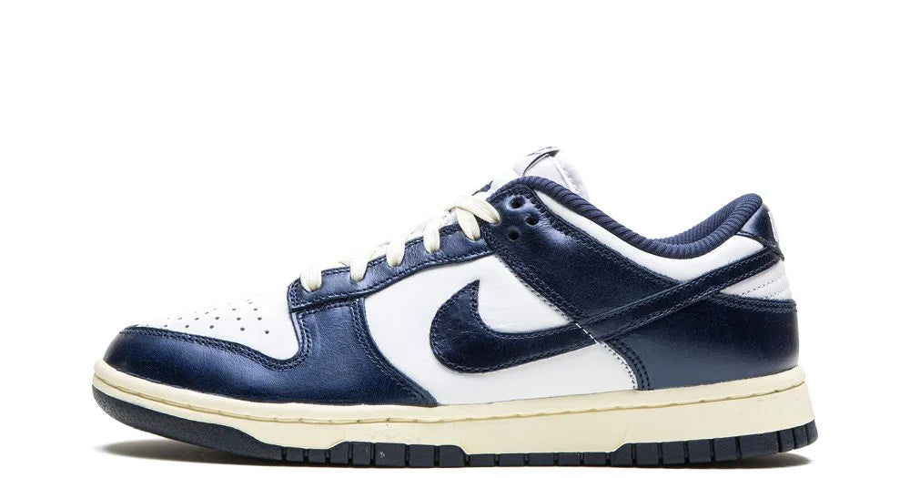 Nike Dunk Low PRM “Vintage Navy” – oldalnézet, fehér bőr és sötétkék ráhúzások