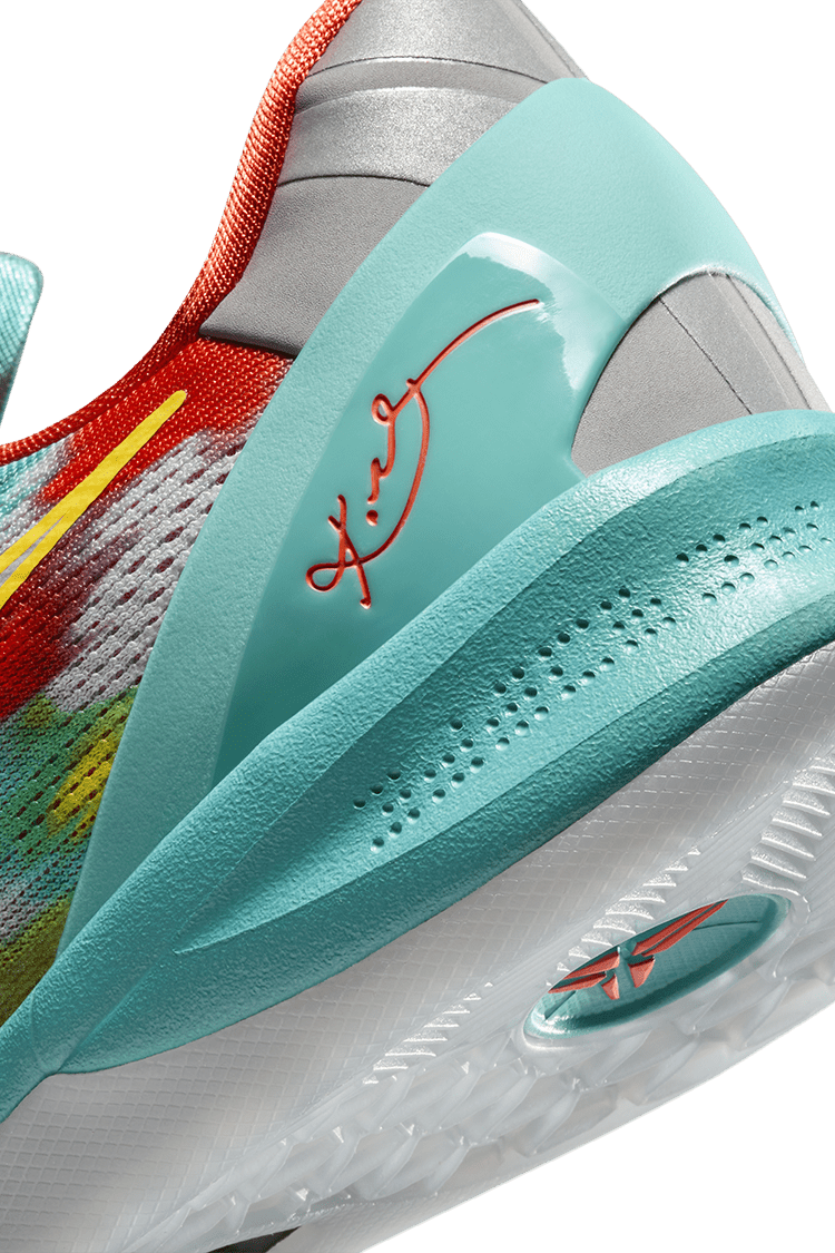 Nike Kobe 8 Protro “Venice Beach” – hátulnézet, sarokrész Kobe-logóval és kék-szürke részletekkel