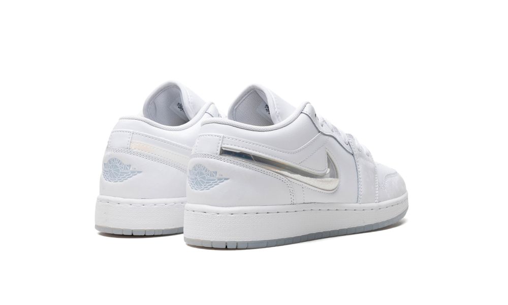 Air Jordan 1 Low SE “Glitter Swoosh” – hátulnézet, sarokrész és jeges talp
