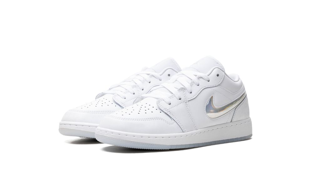 Air Jordan 1 Low SE “Glitter Swoosh” – elölnézet, fehér felsőrész és perforált toe-box