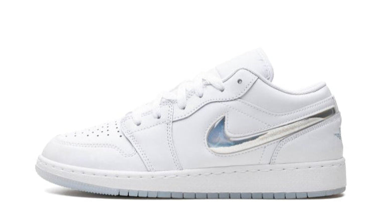 Air Jordan 1 Low SE “Glitter Swoosh” – oldalnézet, fehér bőr és glitteres Swoosh