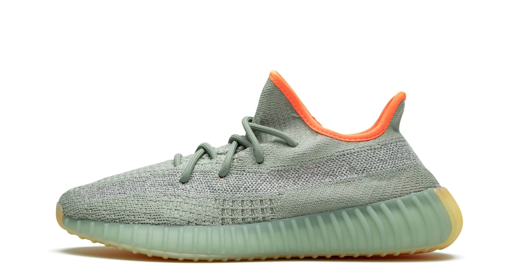 adidas Yeezy Boost 350 V2 Desert Sage – oldalnézet, világoszöld Primeknit felsőrész és narancs bélés.
