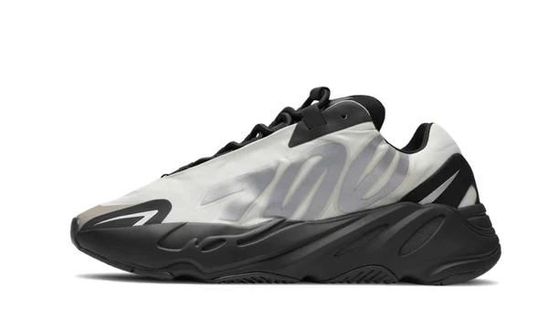 adidas Yeezy Boost 700 MNVN Bone – oldalnézet, fehér nylon felsőrész és fekete talp.