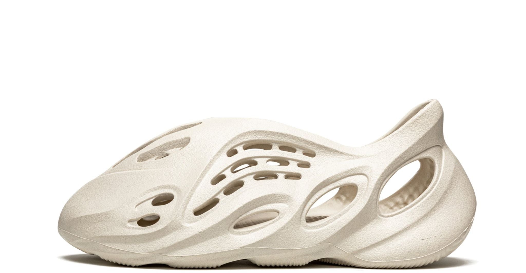 Yeezy Foam RNNR Sand – oldalnézet, homogén sand árnyalat és kivágások