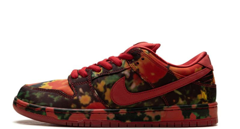 Nike SB Dunk Low Poppy Field – oldalnézet, virágmintás textil és piros Swoosh