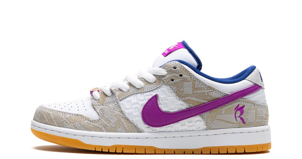 Nike SB Dunk Low “Rayssa Leal” – oldalnézet, fehér bőr alap és kék-lila akcentusok
