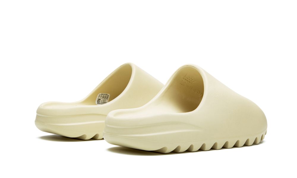 adidas Yeezy Slide Bone – hátulnézet, talp és sarokrész kilátása
