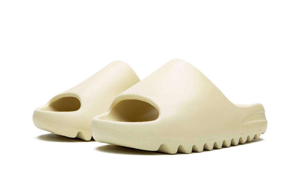 adidas Yeezy Slide Bone – elölnézet, slip-on kialakítás és uniform „Bone” szín