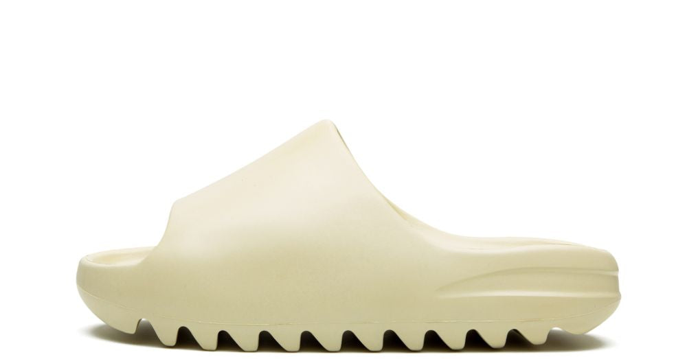 adidas Yeezy Slide Bone – oldalnézet, tört fehér/krém hézagmentes EVA hab konstrukció