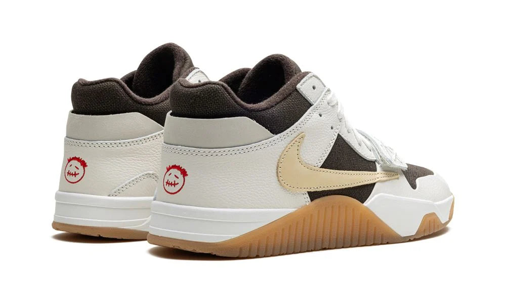 Air Jordan Jumpman Jack TR “Travis Scott Sail” – hátulnézet, Cactus Jack arccal és sarokrész részlet