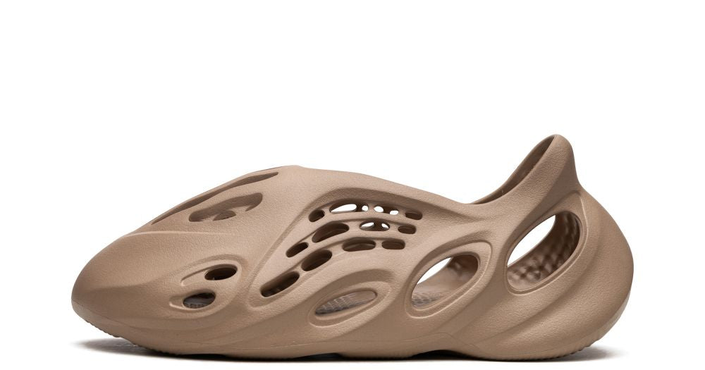 adidas Yeezy Foam RNR Clay Taupe – oldalnézet, egységes taupe hab konstrukció